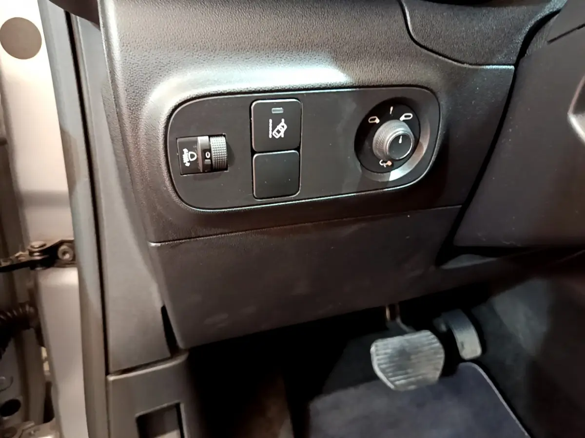 Vue rapprochée côté gauche du tableau de bord noir de la Citroën C3 gris clair, avec commandes d'éclairage et réglages.