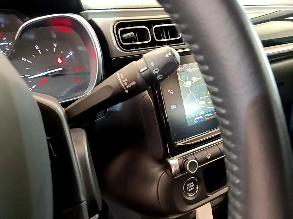 Intérieur de la Citroën C3 2019, vue rapprochée du tableau de bord avec écran tactile et volant cuir noir.