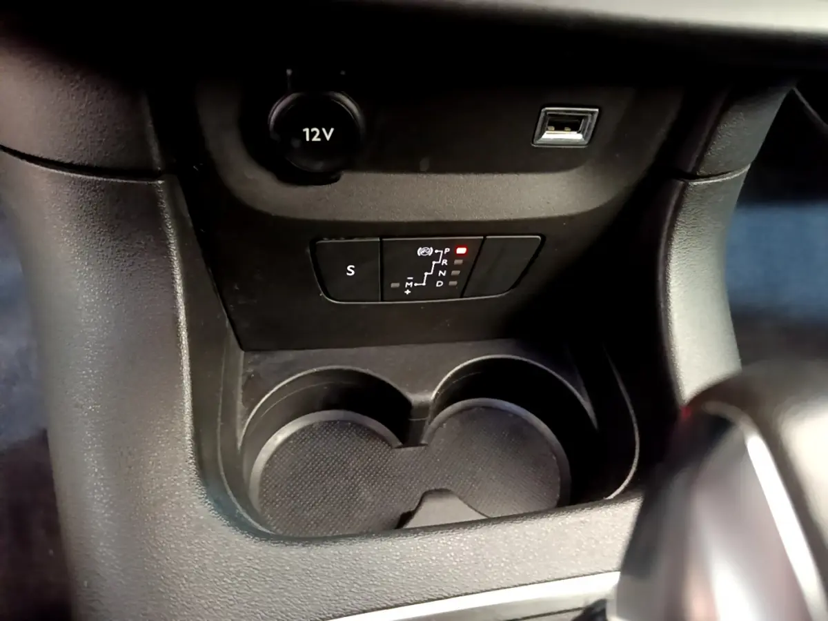 Gros plan sur la console centrale noire de la Citroën C3 2019, montrant la commande de boîte automatique et prises 12V et USB.