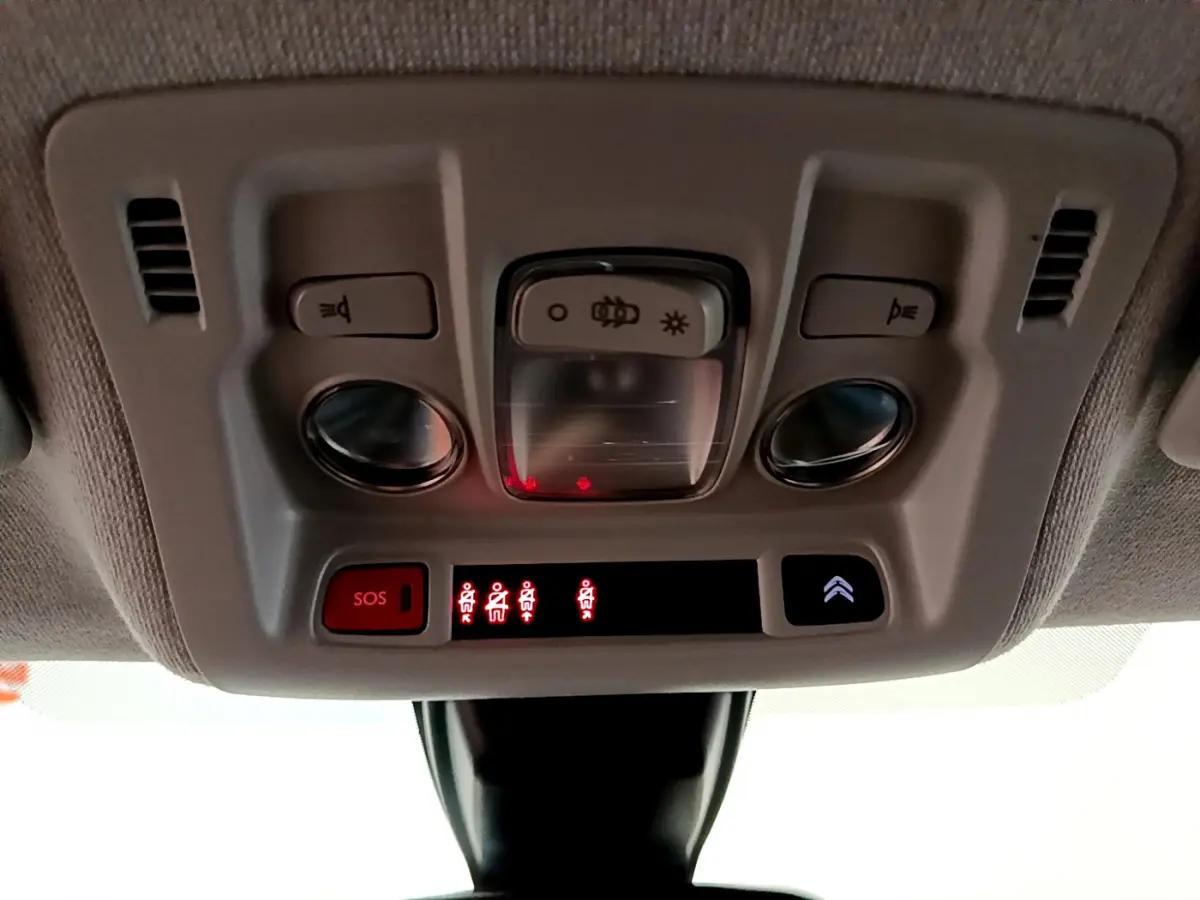 Panneau de commandes plafonnier gris clair avec boutons SOS et éclairage, intérieur d'une Citroën C3 2019 Shine Business