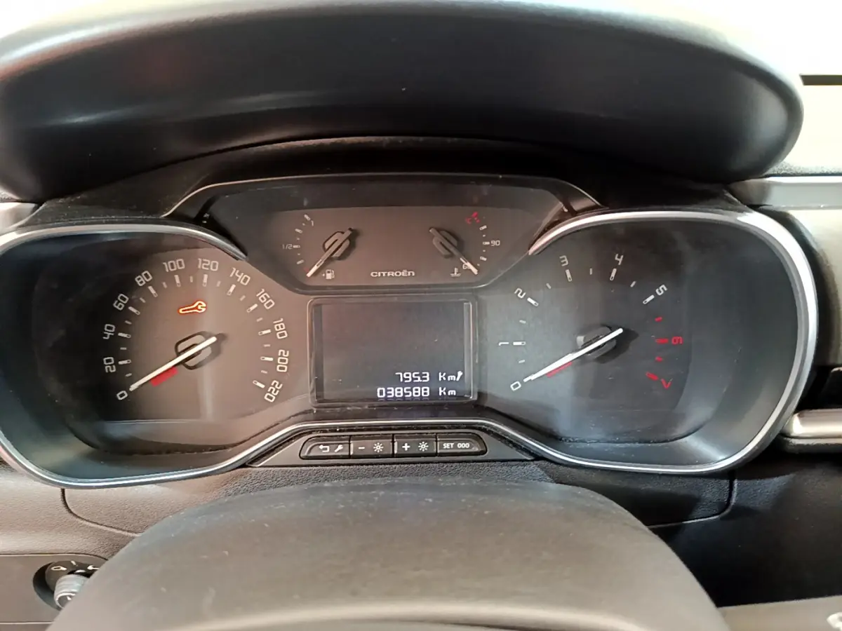 Vue rapprochée du tableau de bord de la Citroën C3 gris clair, affichant compteur et indicateurs numériques.