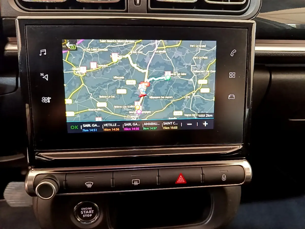 Écran tactile central affichant la navigation GPS dans l'habitacle d'une Citroën C3 gris clair, vue rapprochée.