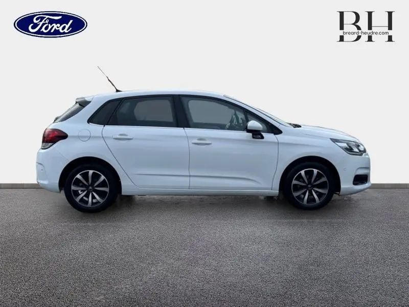 Vue latérale droite d'une Citroën C4 blanche de 2017 avec jantes alliage et vitres arrière surteintées.