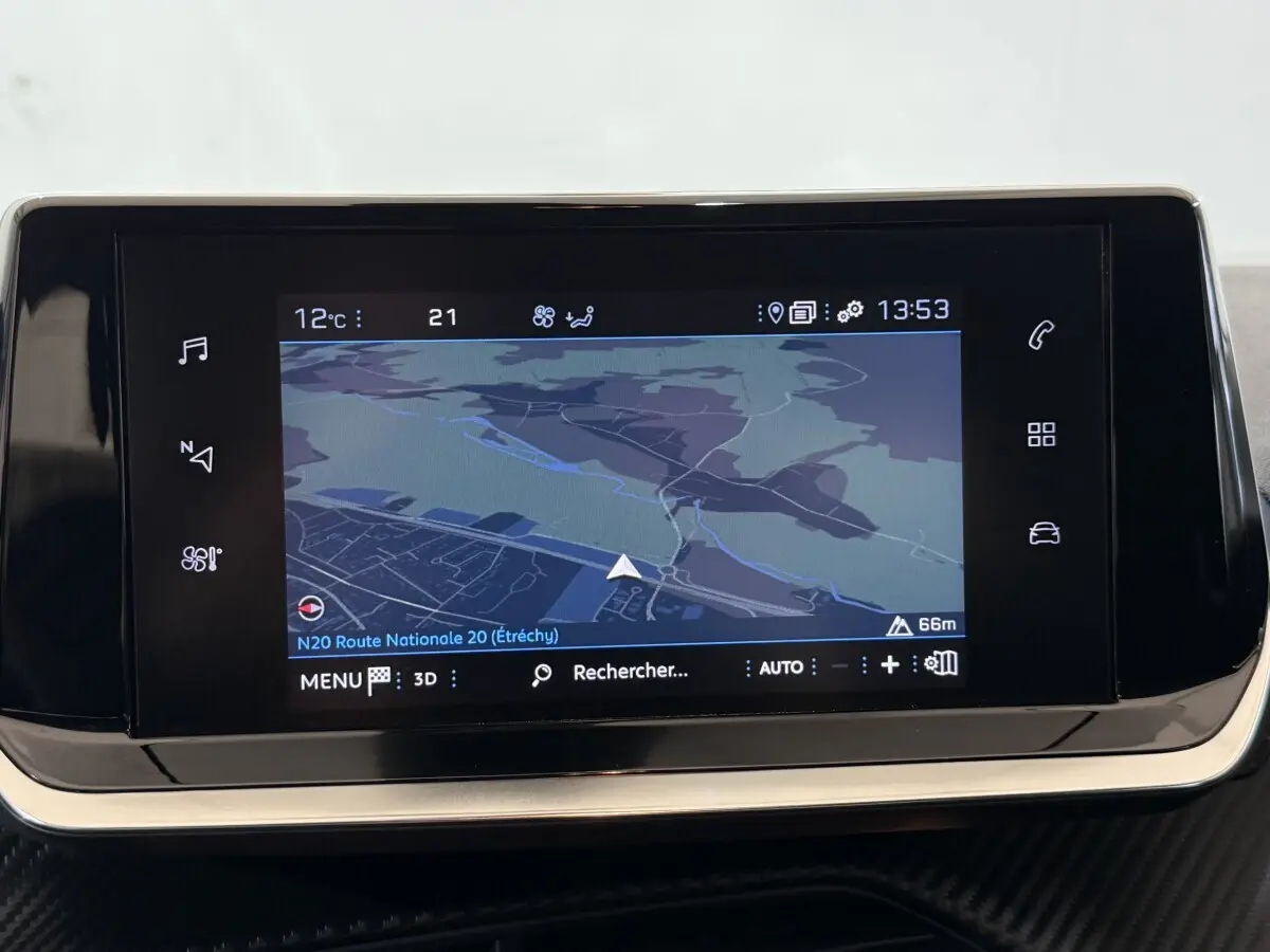 Écran tactile central du système de navigation du Peugeot 2008 blanc, affichant une carte en intérieur.