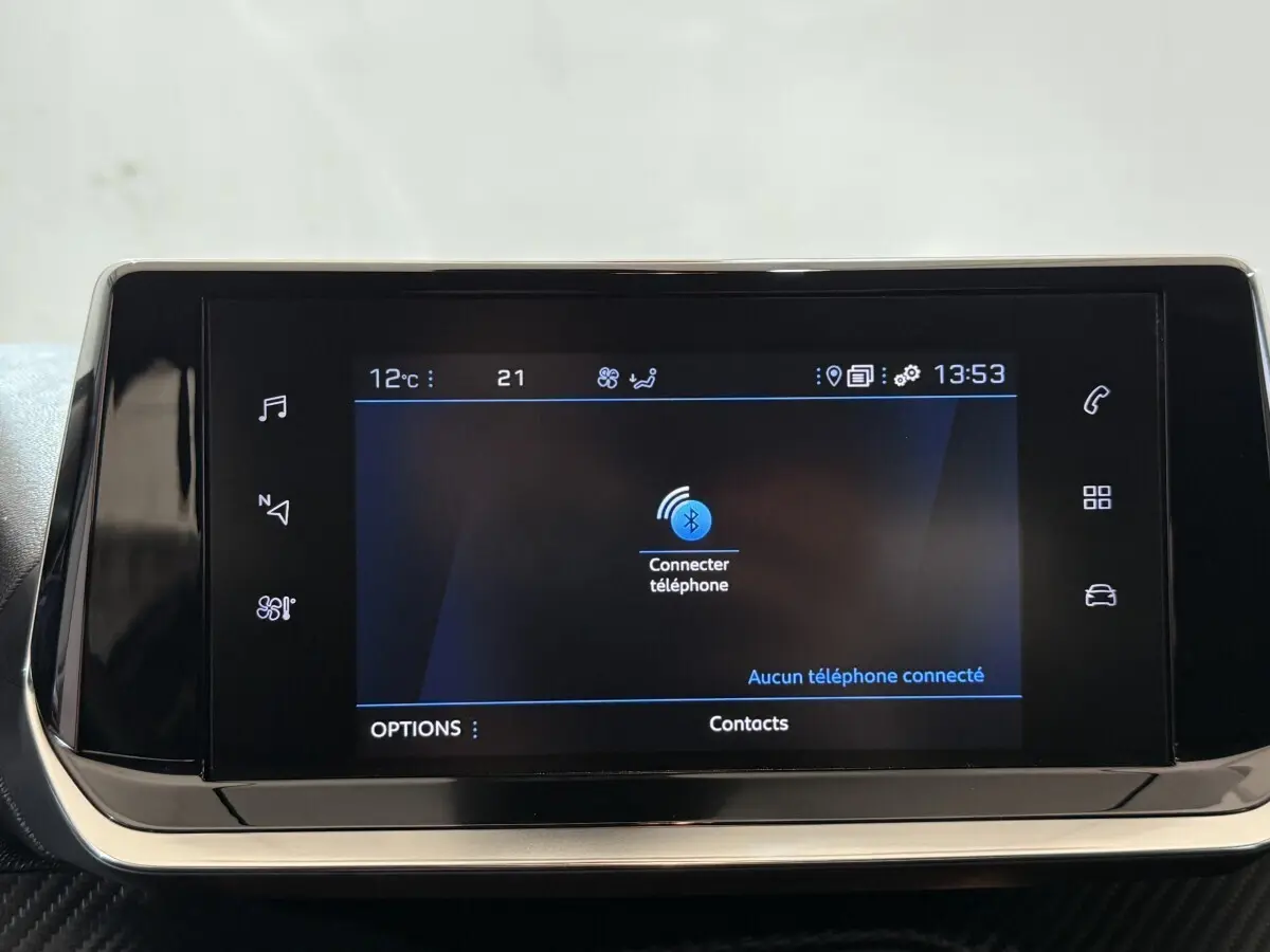 Écran tactile central du tableau de bord Peugeot 2008 blanc, affichant la connexion Bluetooth téléphone.