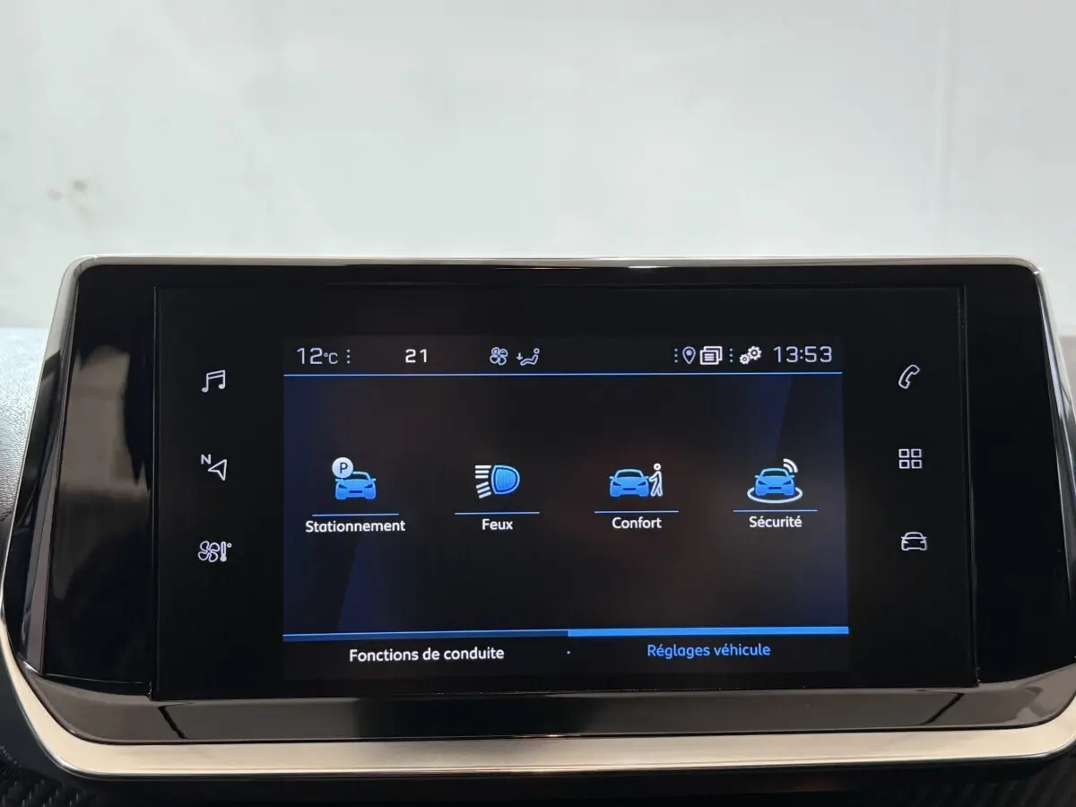 Écran tactile central du tableau de bord du Peugeot 2008 blanc, affichant les options de conduite et réglages véhicule.