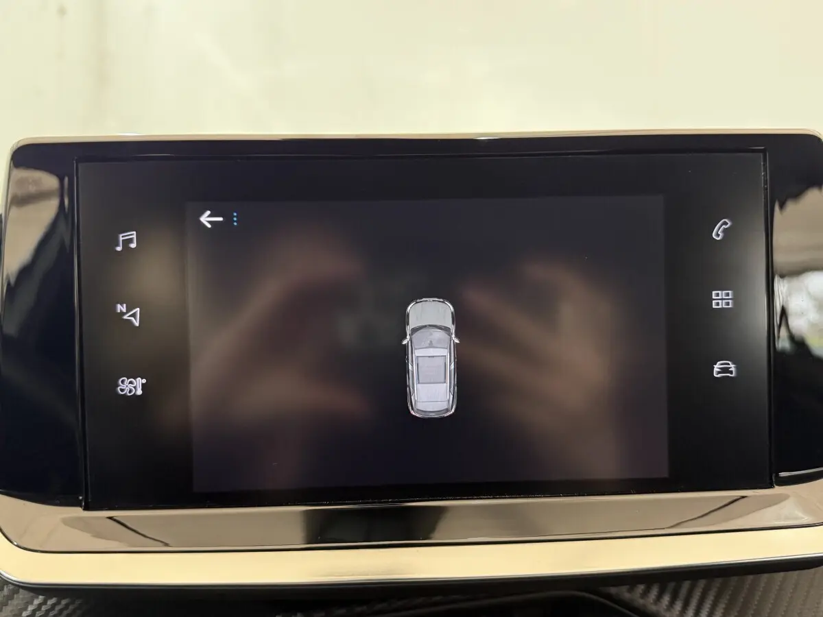 Écran tactile central affichant une vue stylisée du Peugeot 2008 blanc en plan vu de dessus.
