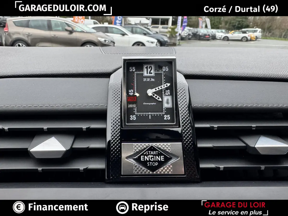 Gros plan sur l'horloge B.R.M et le bouton start/stop sur le tableau de bord noir du DS7 Crossback bleu 2024.