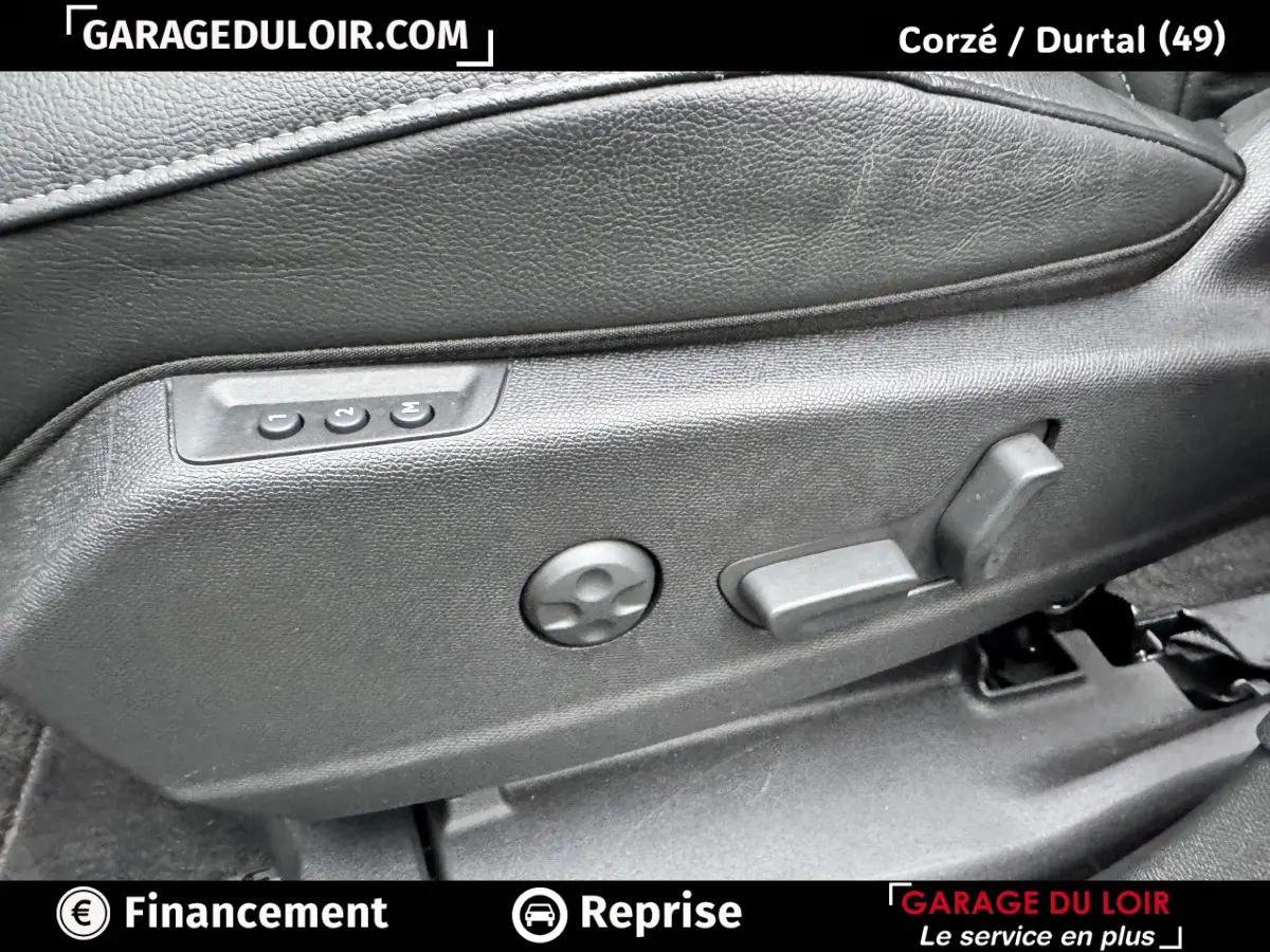 Détail des commandes électriques de réglage de siège en cuir noir dans un DS7 Crossback Bleu 2024.