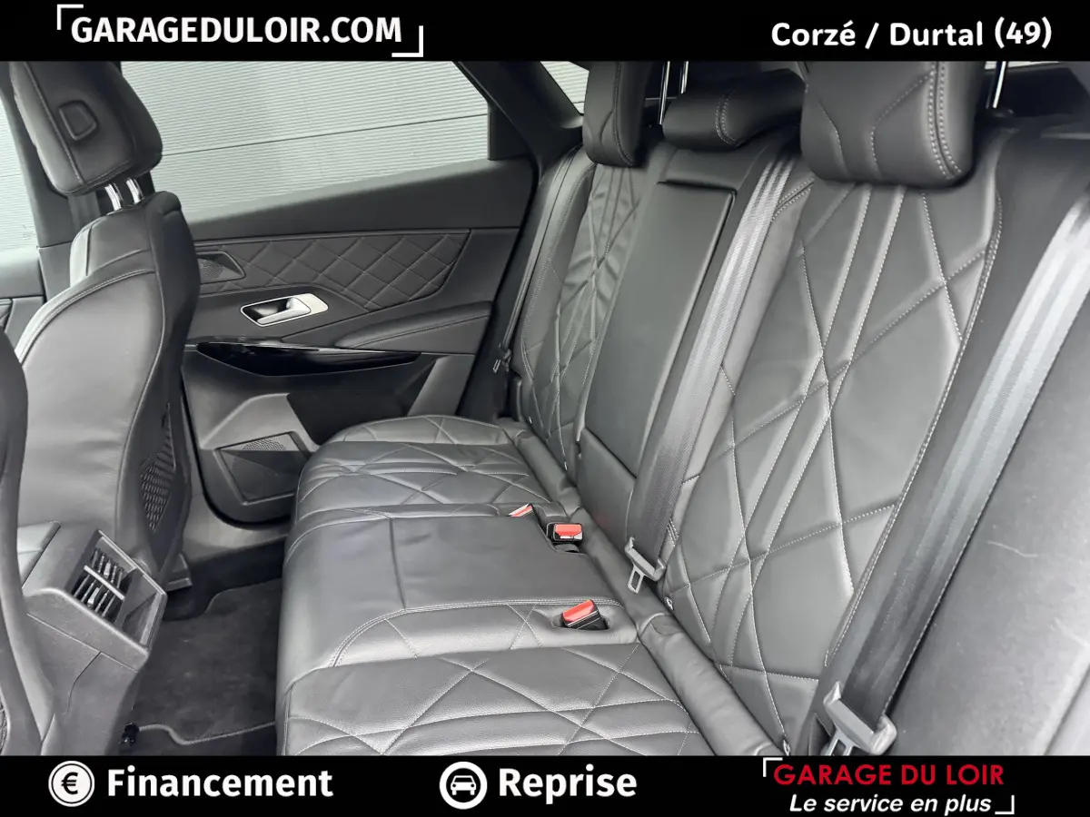 Vue côté droit de la banquette arrière en cuir noir matelassé du DS7 Crossback Bleu, avec ceintures et appuie-têtes visibles.