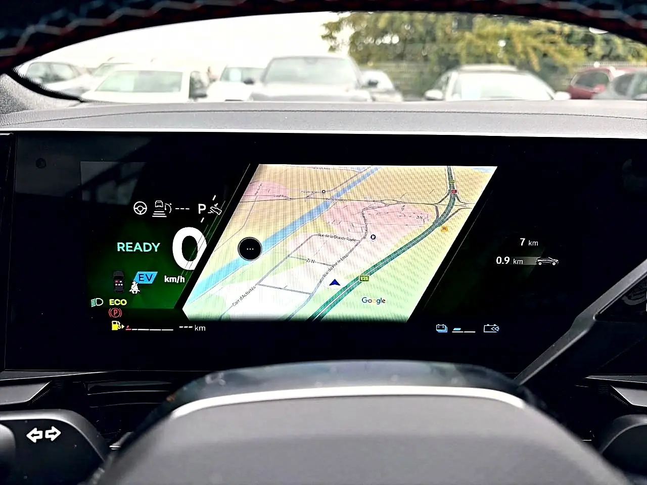 Tableau de bord numérique du Renault Austral 1.2 e-tech gris schiste, affichant la navigation GPS et l'état du véhicule.