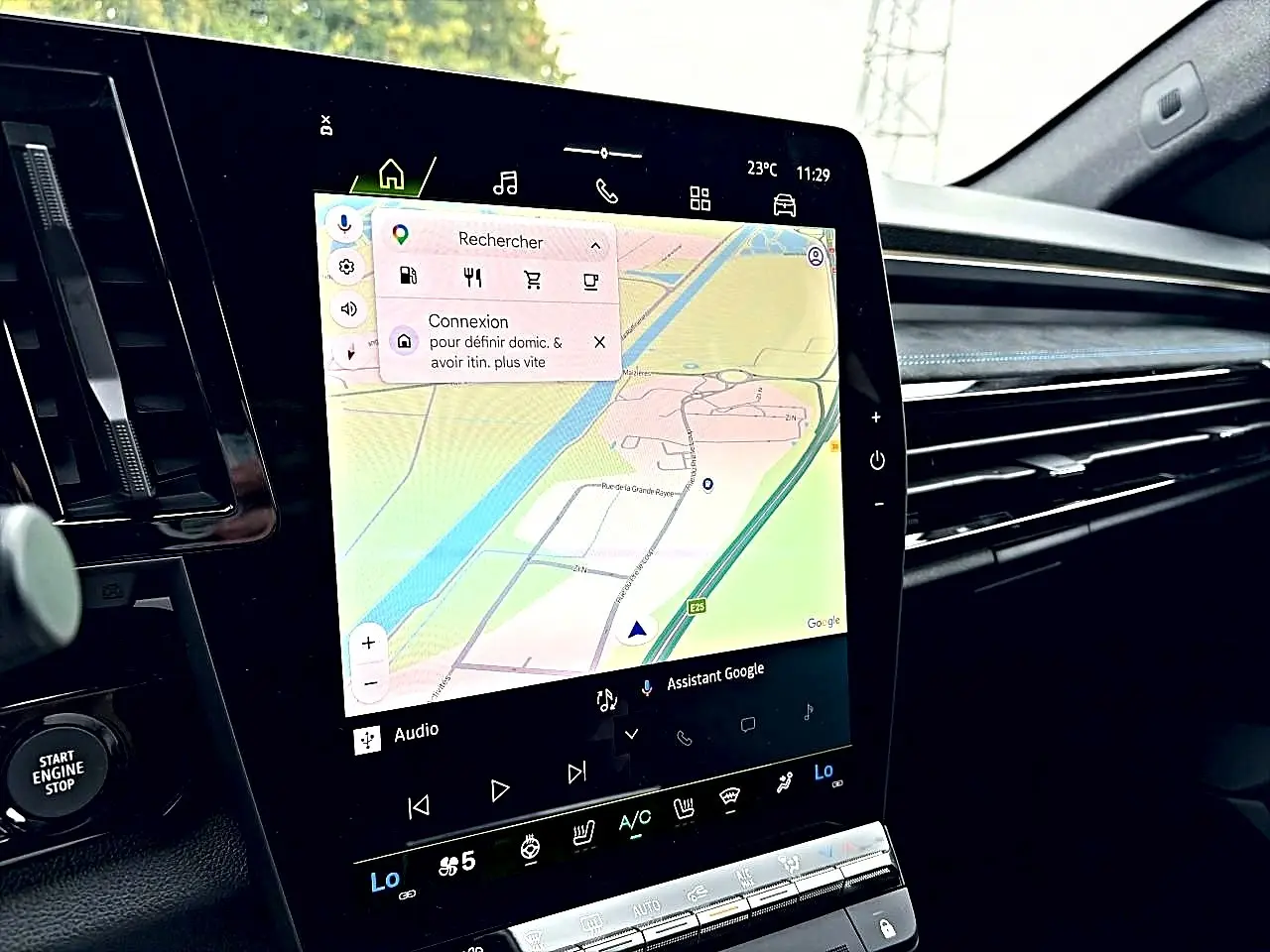Vue intérieure du tableau de bord du Renault Austral gris schiste, avec écran tactile central affichant la navigation GPS.