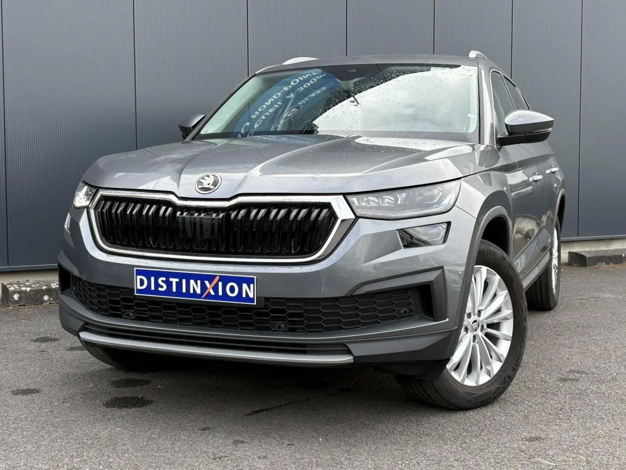 Vue 3/4 avant d'un Skoda Kodiaq gris graphite avec calandre noire et jantes alliage 18 pouces ELBRUS.