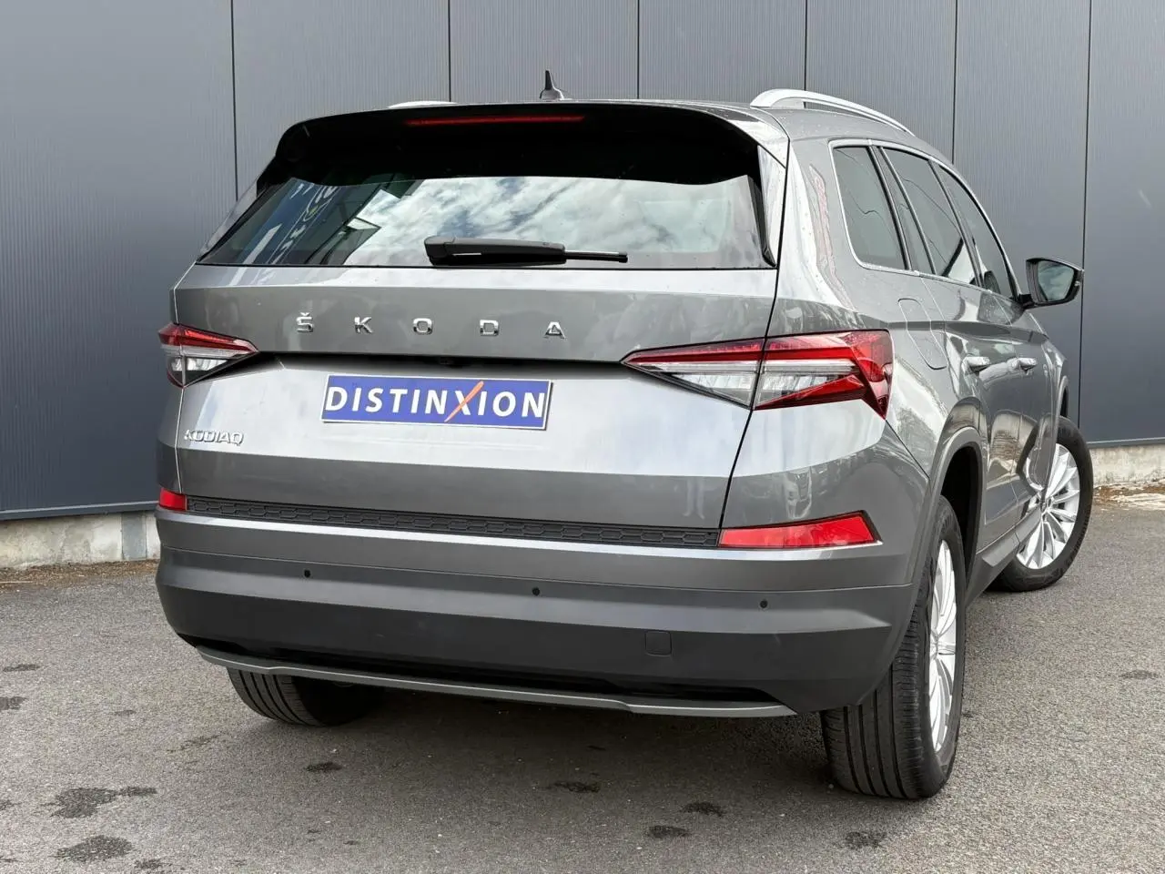 Vue 3/4 arrière droite du SUV SKODA KODIAQ gris graphite avec feux arrière LED et jantes alliage 18 pouces.