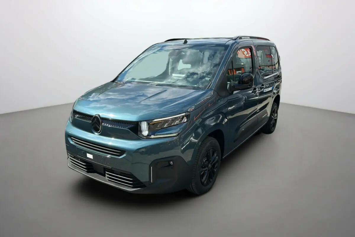 Citroën Berlingo BlueHDi 130 EAT8 Max 2025 en Kiama blue, vue 3/4 avant droit avec jantes noires distinctives.