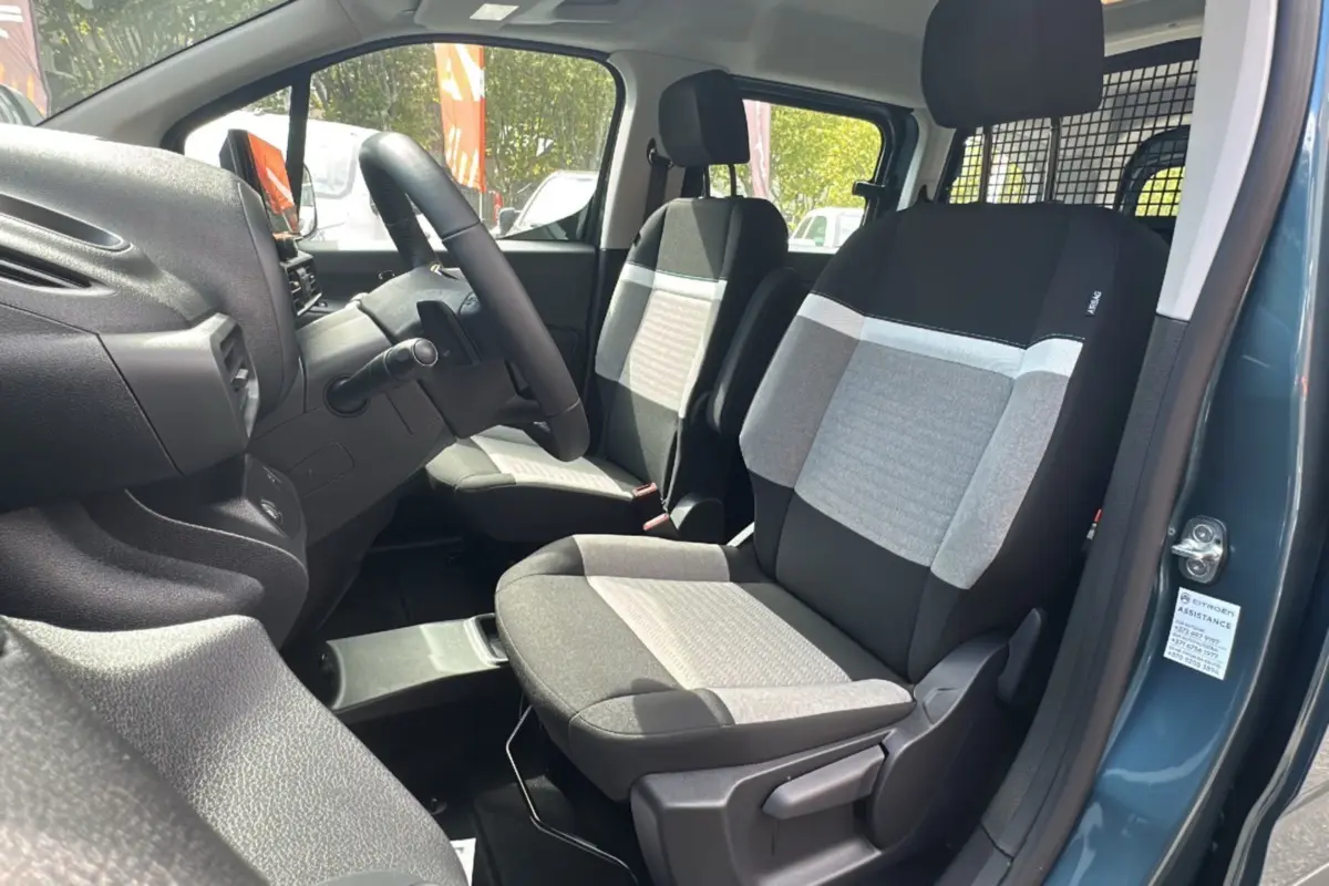Intérieur du Citroën Berlingo BlueHDi 130 EAT8 Max 2025 en Kiama blue, vue côté conducteur sur sièges tissu bicolore.