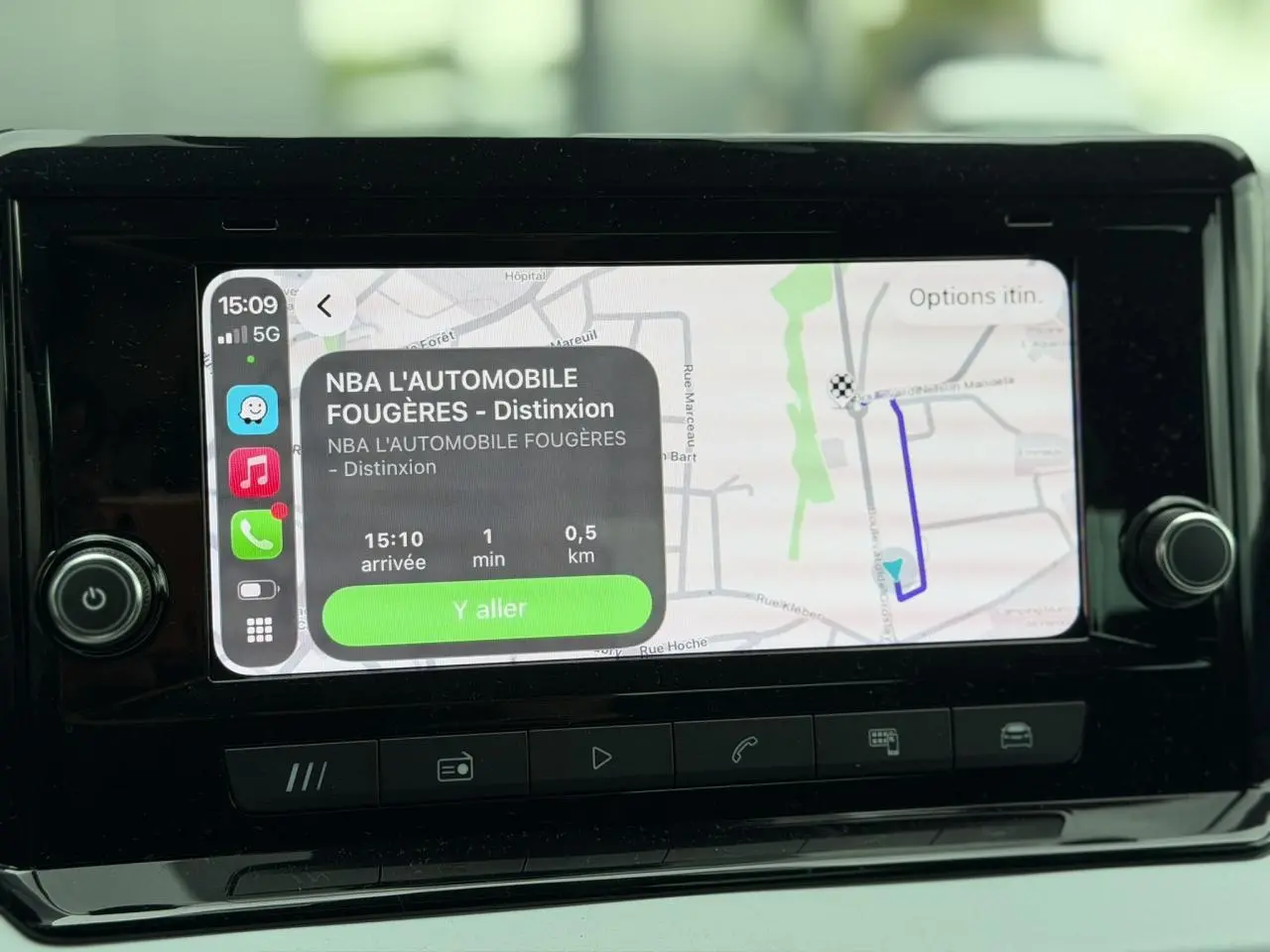 Écran tactile central du SEAT Arona 2025 affichant la navigation avec itinéraire et options connectées.
