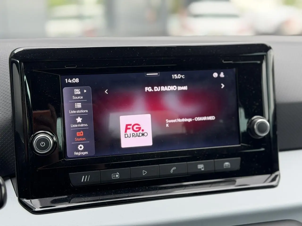 Écran tactile central du système MediaSystem+ de la SEAT Arona 2025 affichant la radio FG DJ en intérieur.