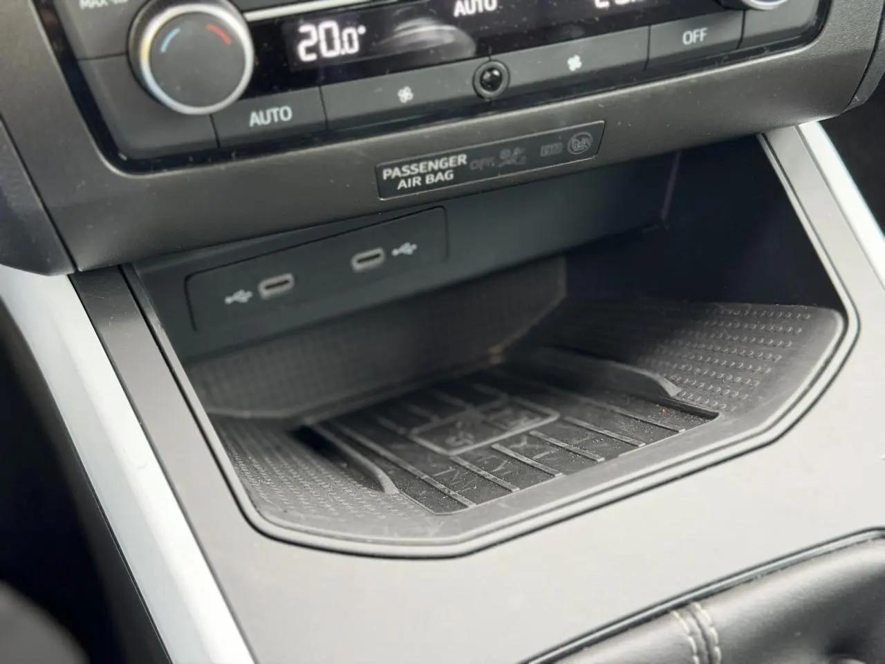 Détail de la console centrale du SEAT Arona TSI 115 Style 2025, montrant la zone de recharge avec ports USB-C.