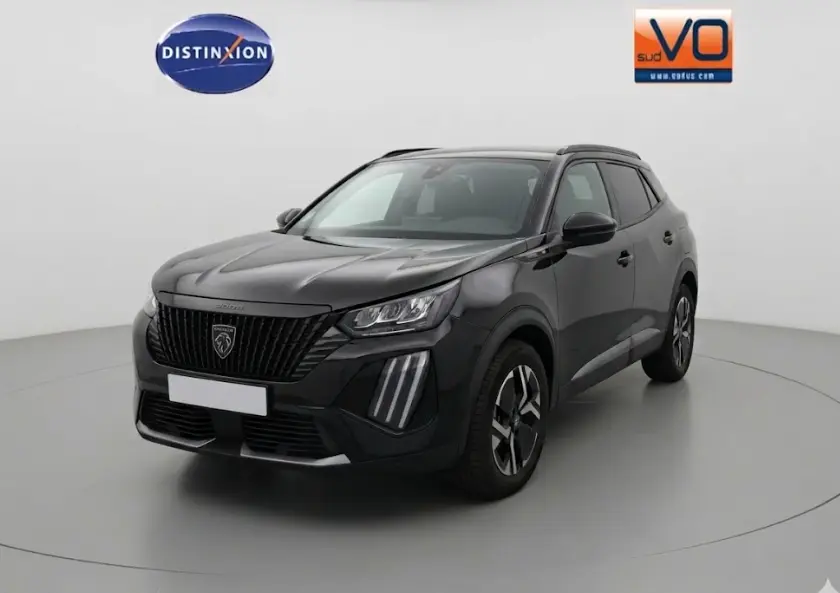 Peugeot 2008 Hybrid noir en 3/4 avant droit, avec calandre verticale distinctive et jantes bicolores.