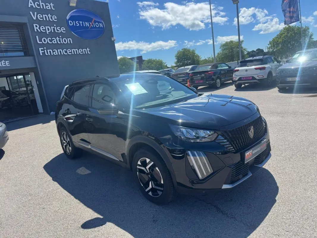Peugeot 2008 Hybrid noir vue 3/4 avant droit, avec calandre distinctive et feux LED verticaux en concession.