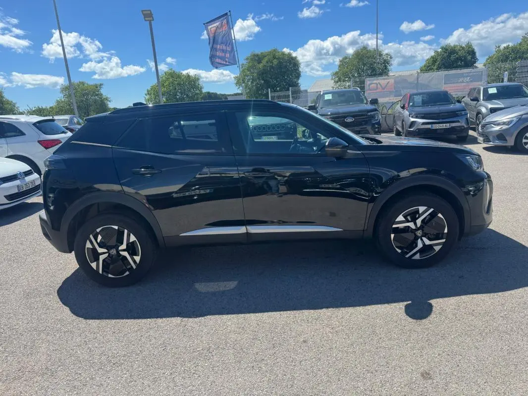 Vue de profil côté gauche d’un Peugeot 2008 Hybrid 136 e-DCS6 Allure noir 2025 avec jantes distinctives et pack hiver.