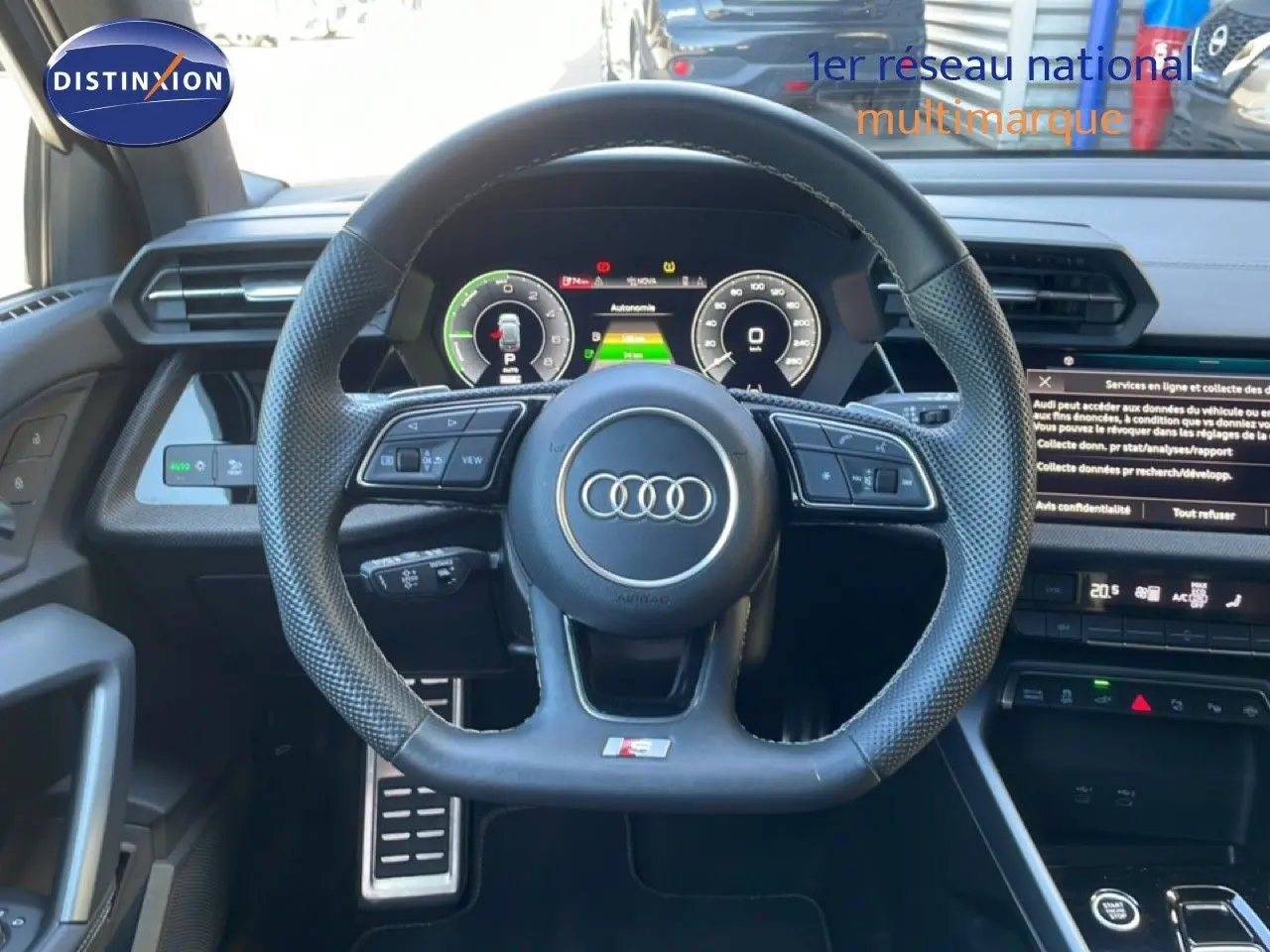 Vue intérieure centrée sur le volant S-Line en cuir perforé noir du tableau de bord de l'Audi A3 Sportback 2025.