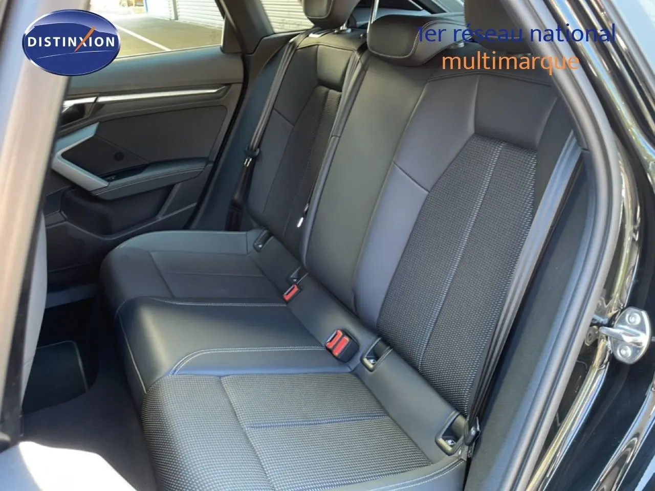 Vue intérieure côté droit montrant la banquette arrière en cuir noir avec surpiqûres contrastées de l'Audi A3 Sportback 2025.