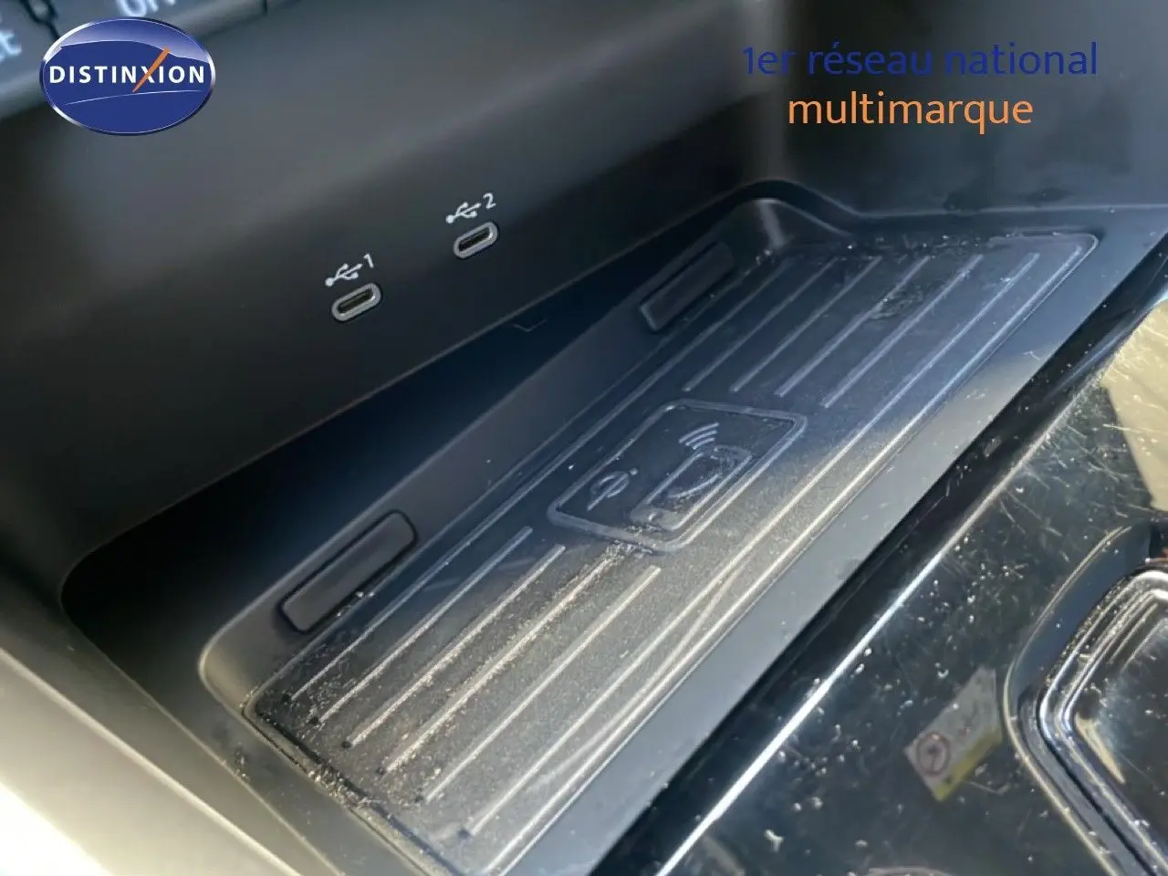 Gros plan sur la zone de recharge sans fil et ports USB-C dans l'habitacle noir de l'Audi A3 Sportback 2025.