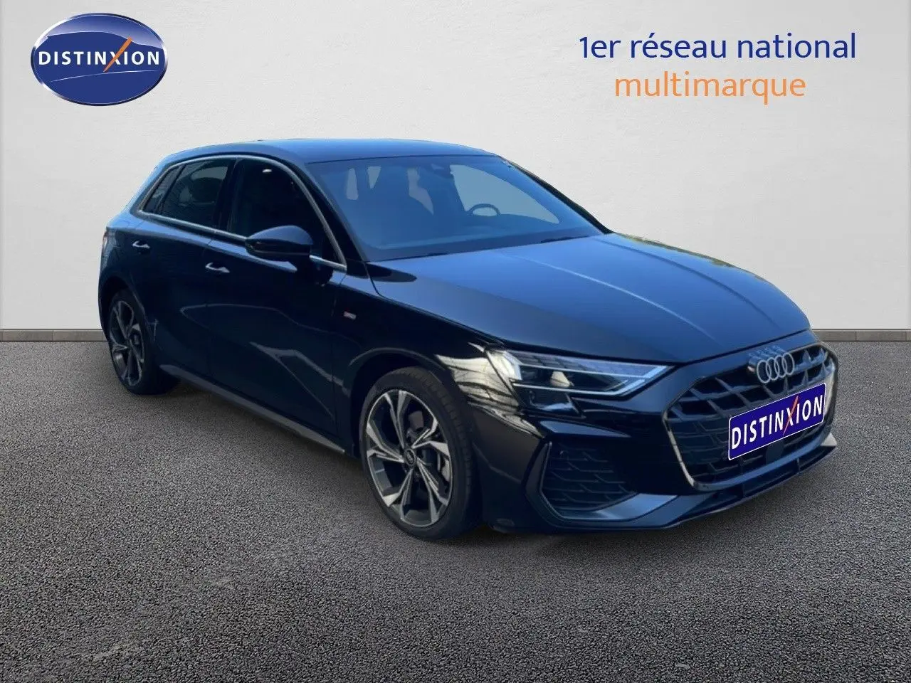 Audi A3 Sportback noir mito metal vue 3/4 avant droit, mettant en valeur ses lignes dynamiques et ses jantes S-Line.