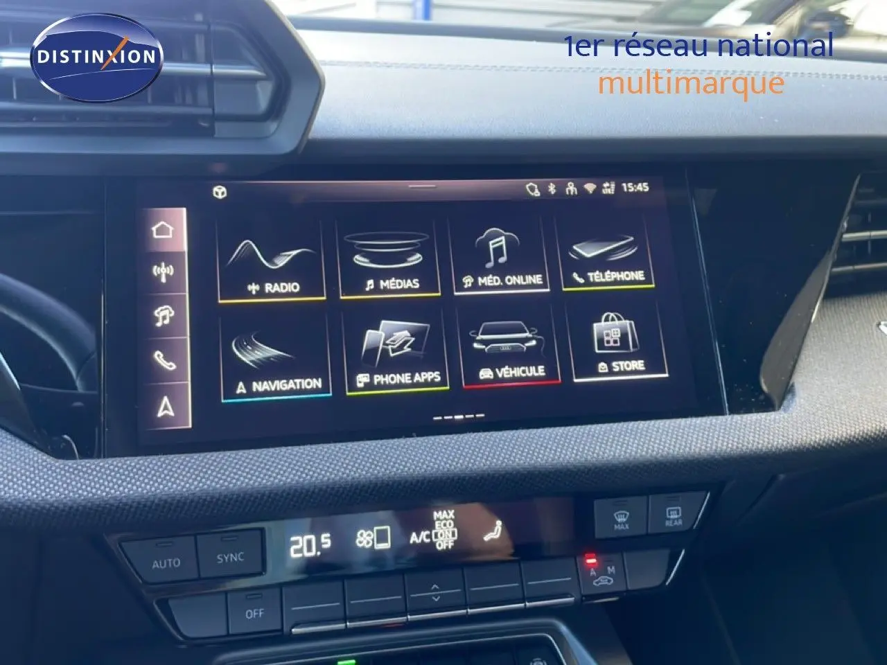 Vue rapprochée de l’écran tactile central et de la console de la Audi A3 Sportback 2025 noir mito metal.