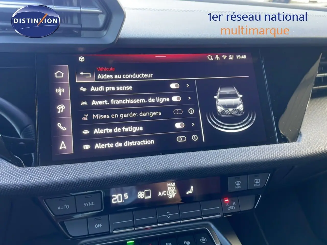 Écran tactile central de l'Audi A3 Sportback 2025 affichant les aides à la conduite, intérieur noir et gris.