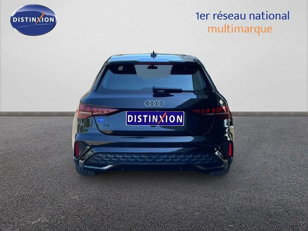 Vue arrière d'une Audi A3 Sportback 40 TFSIe noire Mito Metal, avec feux arrière LED et logo distinctif.
