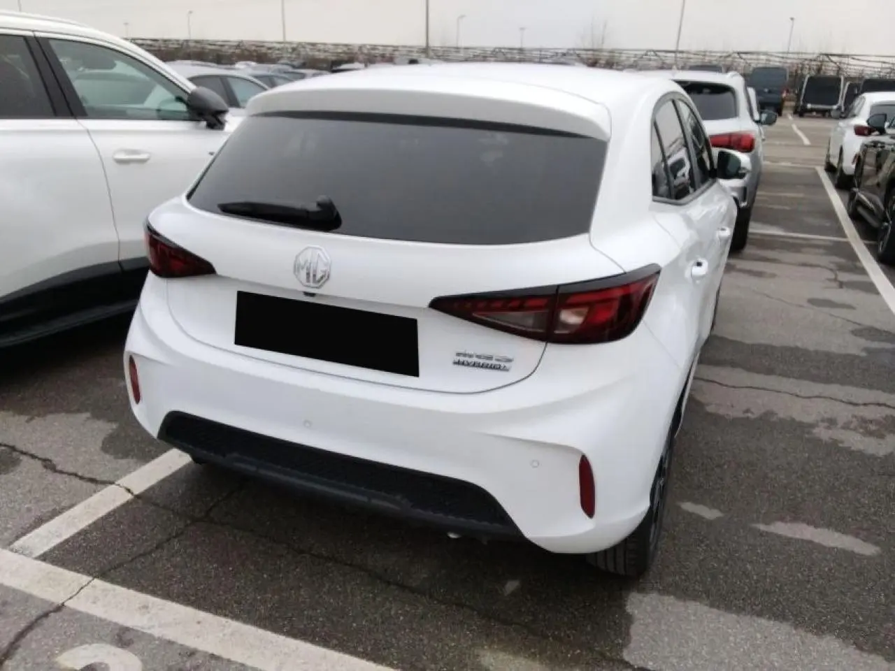 Vue 3/4 arrière droite d'une MG3 blanche Dover avec vitres arrière surteintées et feux arrière LED.