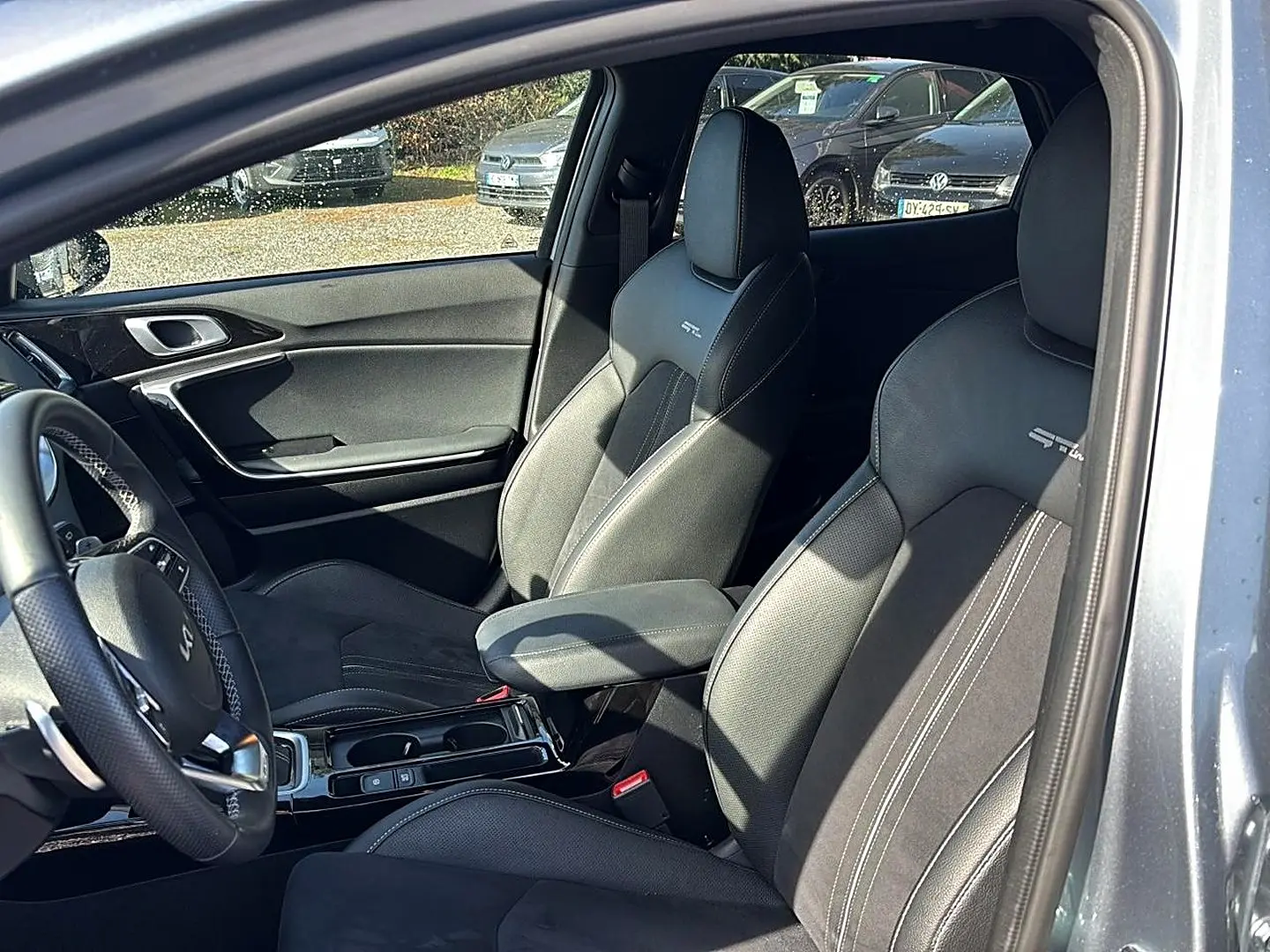 Intérieur vue côté conducteur du KIA Xceed gris, sièges sport GT-Line en cuir noir avec surpiqûres blanches.