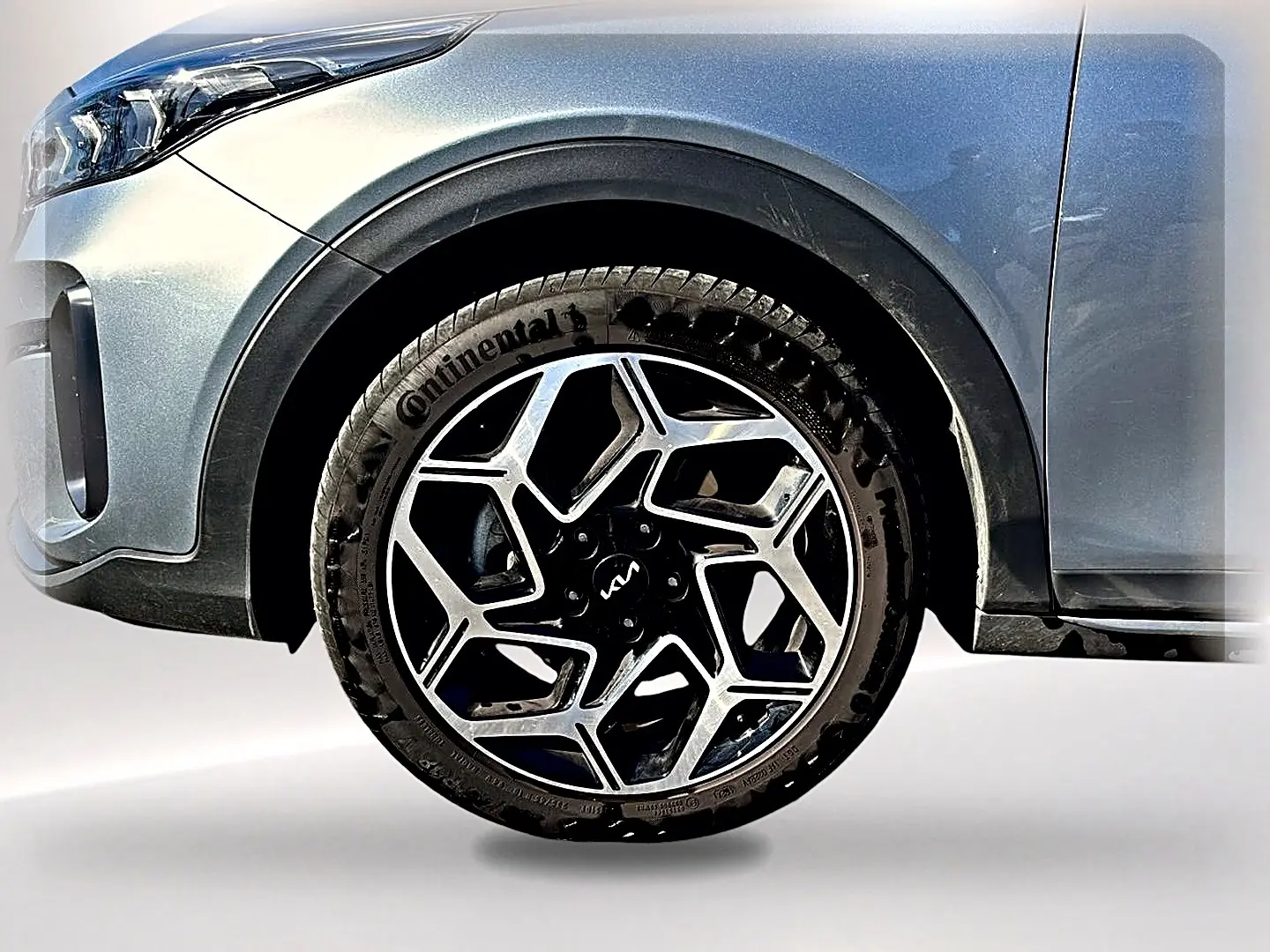 Gros plan sur la roue avant droite d’un KIA Xceed gris 2024 avec jante alu au design géométrique distinctif.