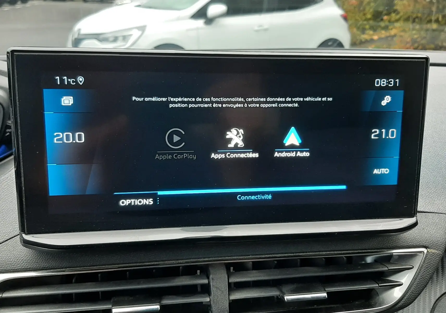 Écran tactile central du Peugeot 3008 Hybrid 136 e-DCS6 Allure Pack affichant connectivité Apple CarPlay et Android Auto.
