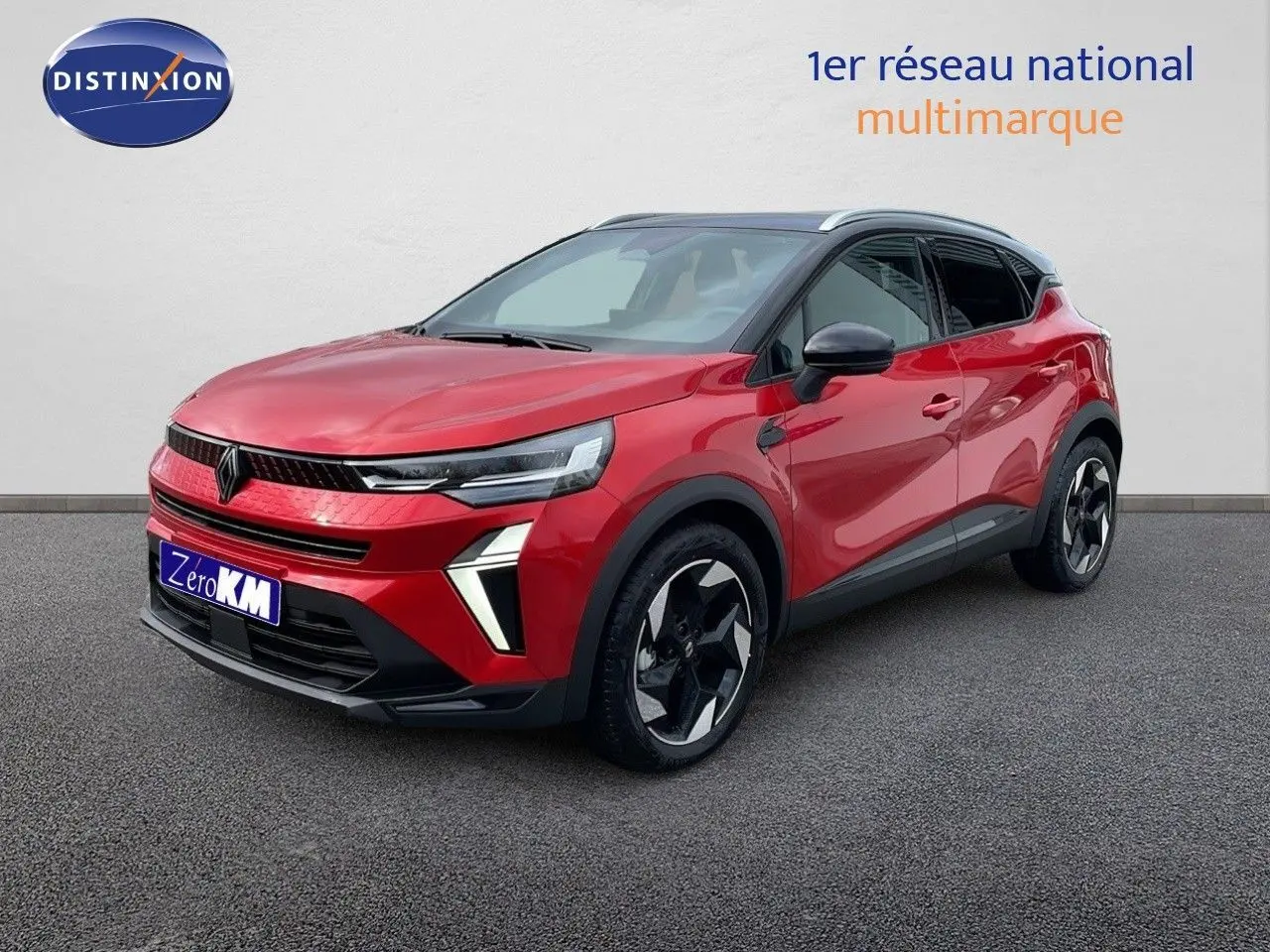 Renault Captur E-Tech hybride rouge passion avec toit noir, vue 3/4 avant droit mettant en valeur ses feux LED et jantes biton.