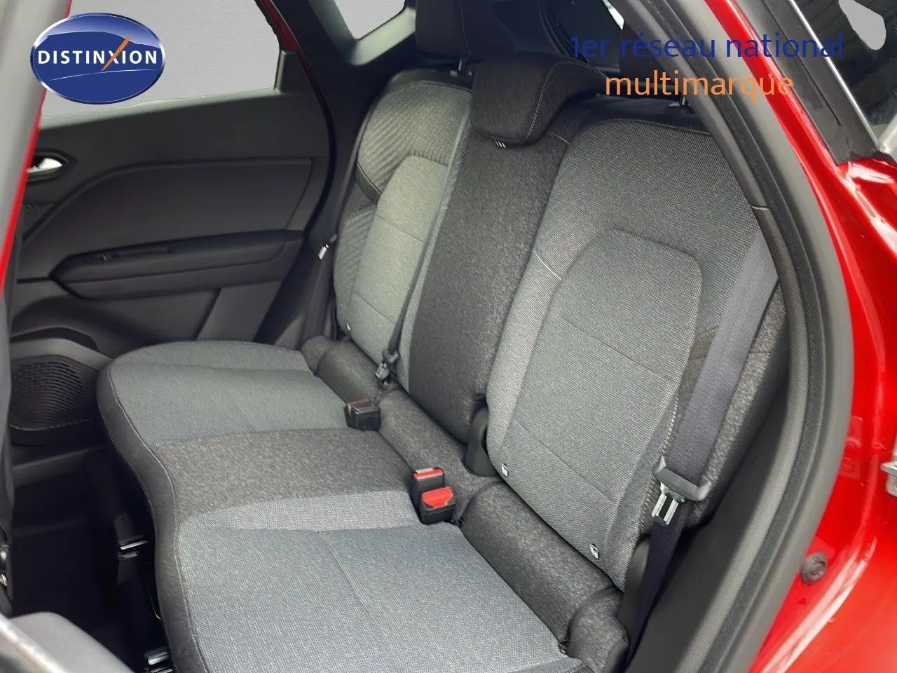 Vue intérieure côté gauche des sièges arrière gris du Renault Captur E-Tech hybride rouge passion toit noir.