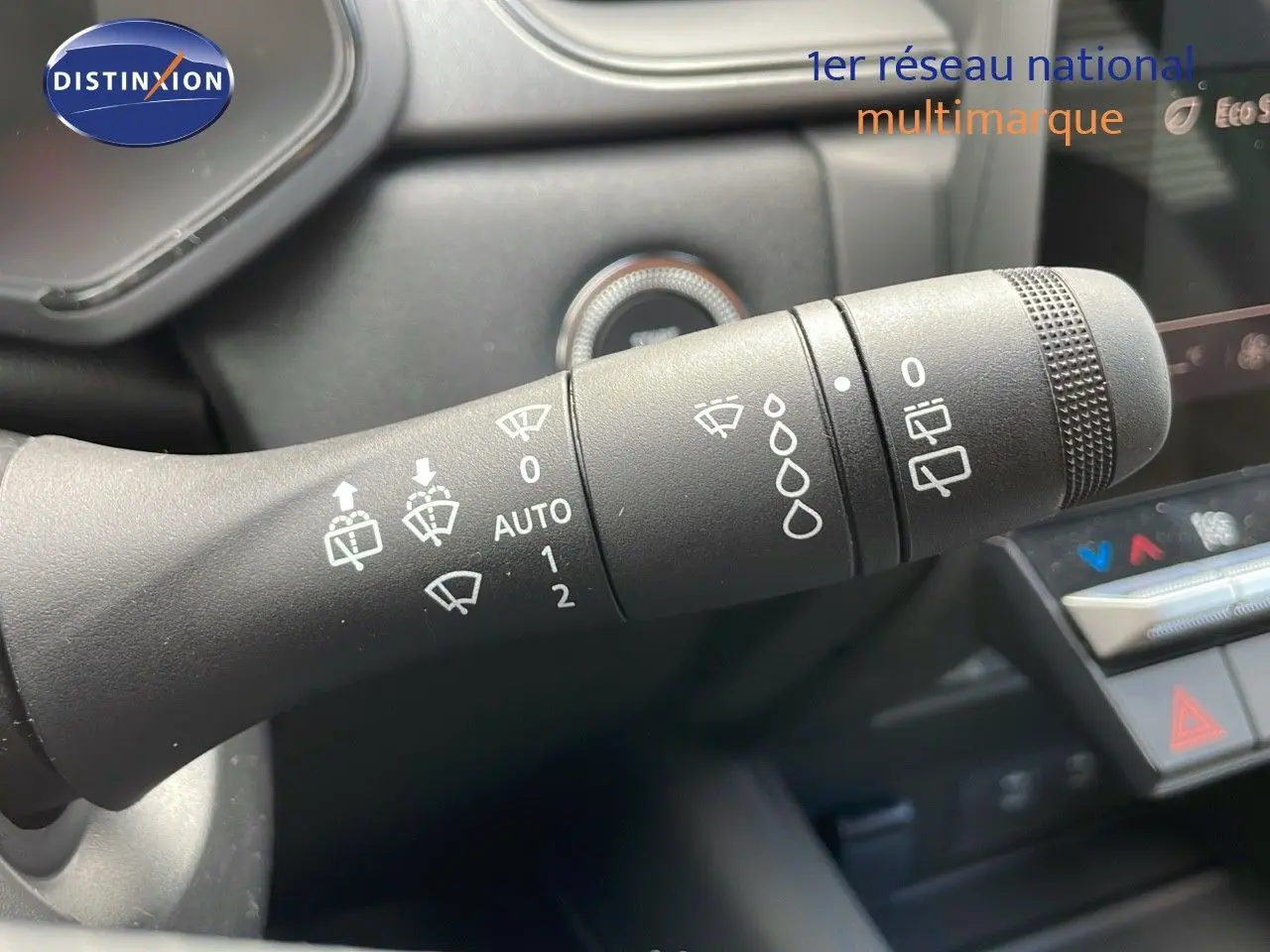 Gros plan sur la commande des essuie-glaces du Renault Captur rouge passion 2025 avec toit noir, intérieur noir.