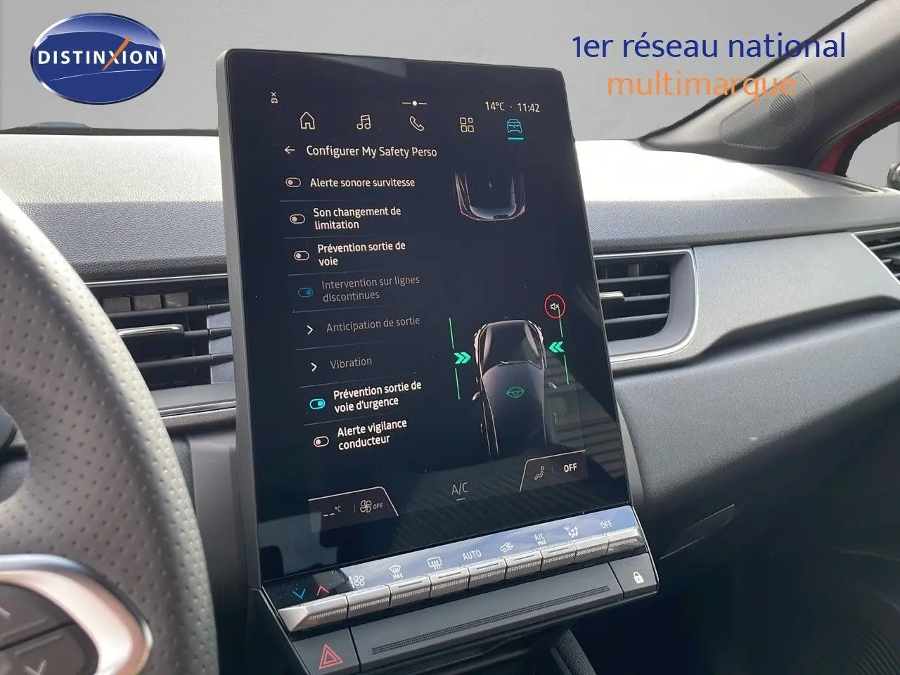 Vue intérieure du tableau de bord du Renault Captur E-Tech Hybrid 2025 avec écran tactile central et volant partiel en cuir noir.