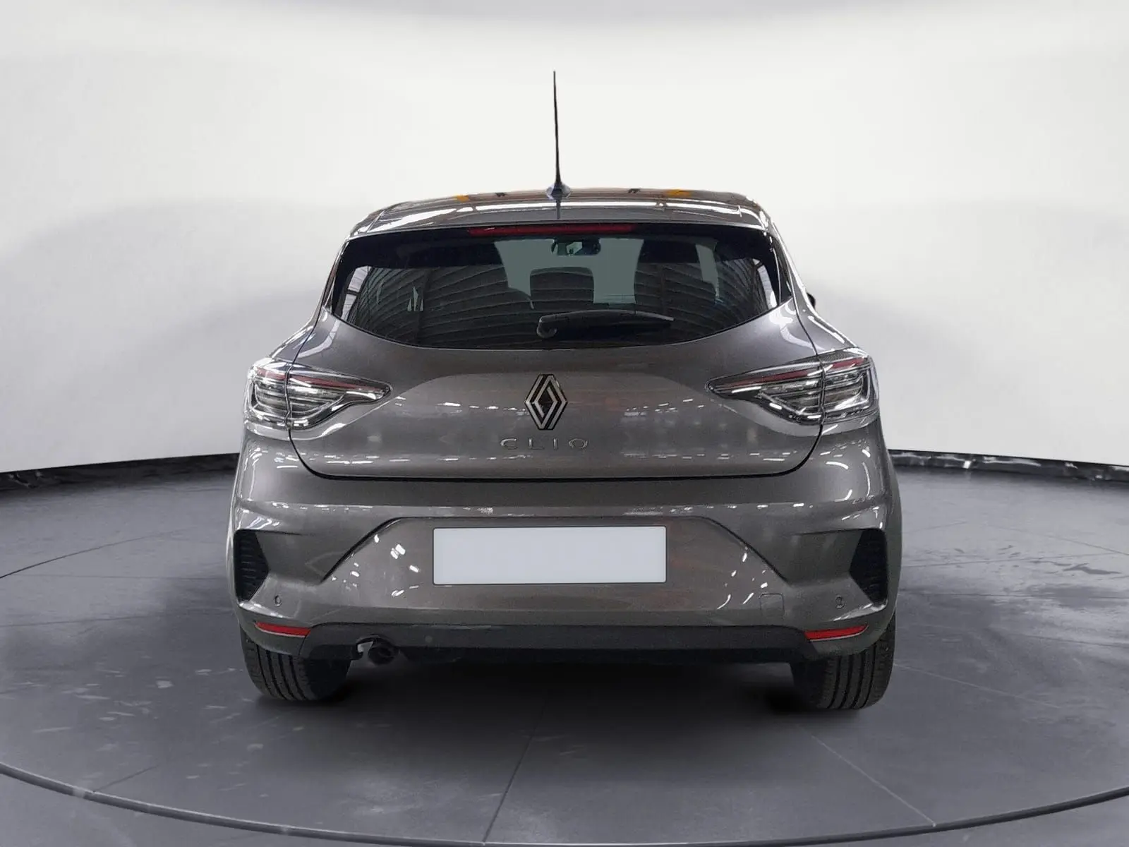 Vue arrière d'une Renault Clio V gris schiste 2024 avec feux LED et lunette arrière teintée.
