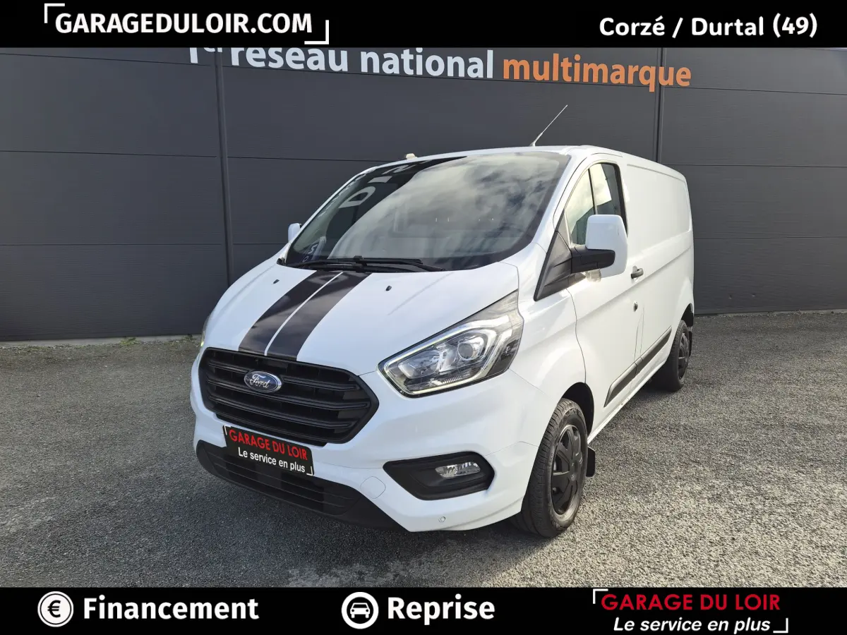 Ford Transit Custom Fourgon blanc en 3/4 avant droit avec bandes noires sur le capot et jantes noires.