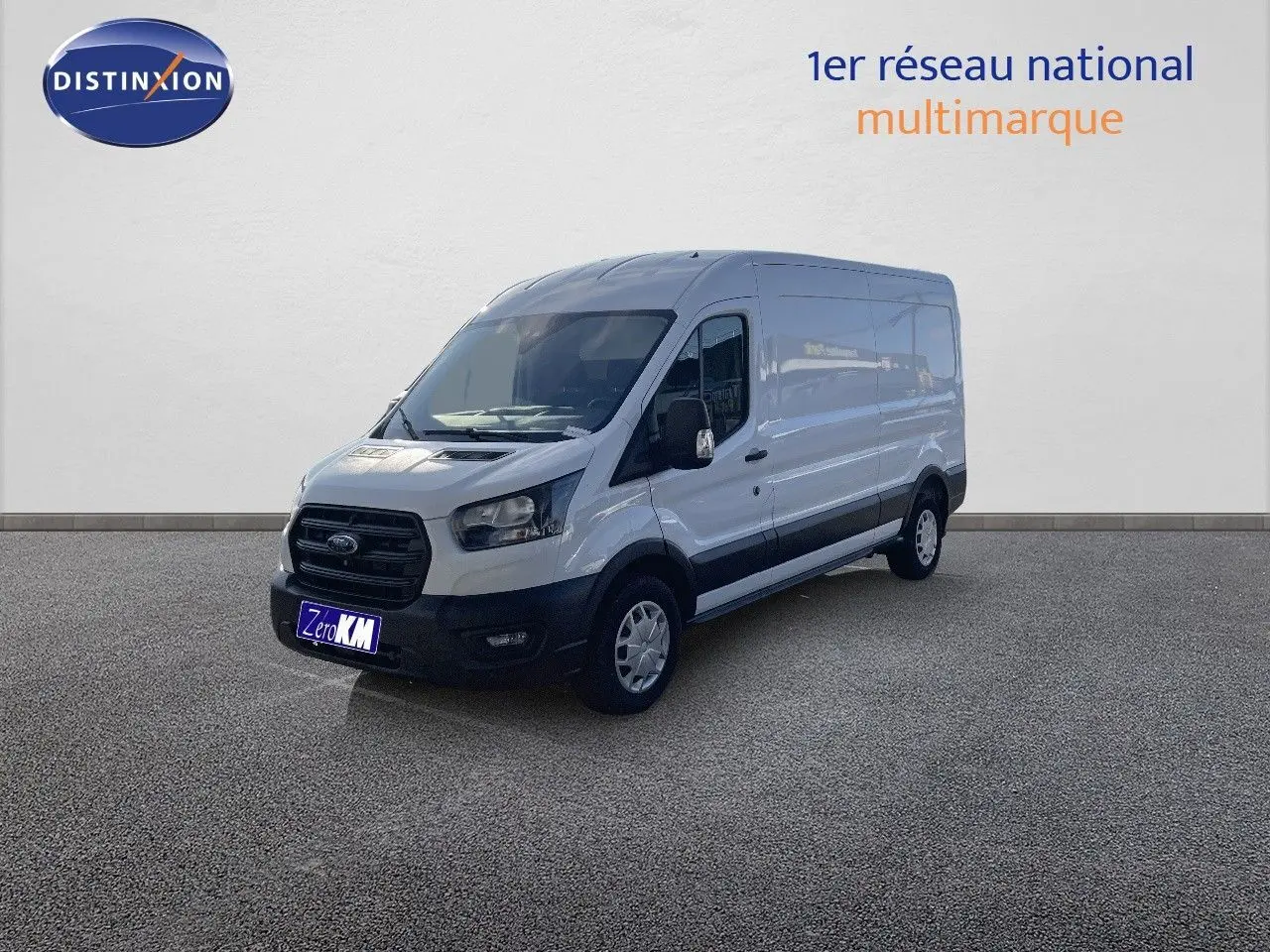 Fourgon Ford Transit blanc vu en 3/4 avant droit sur sol gris avec logo Distinxion en arrière-plan.