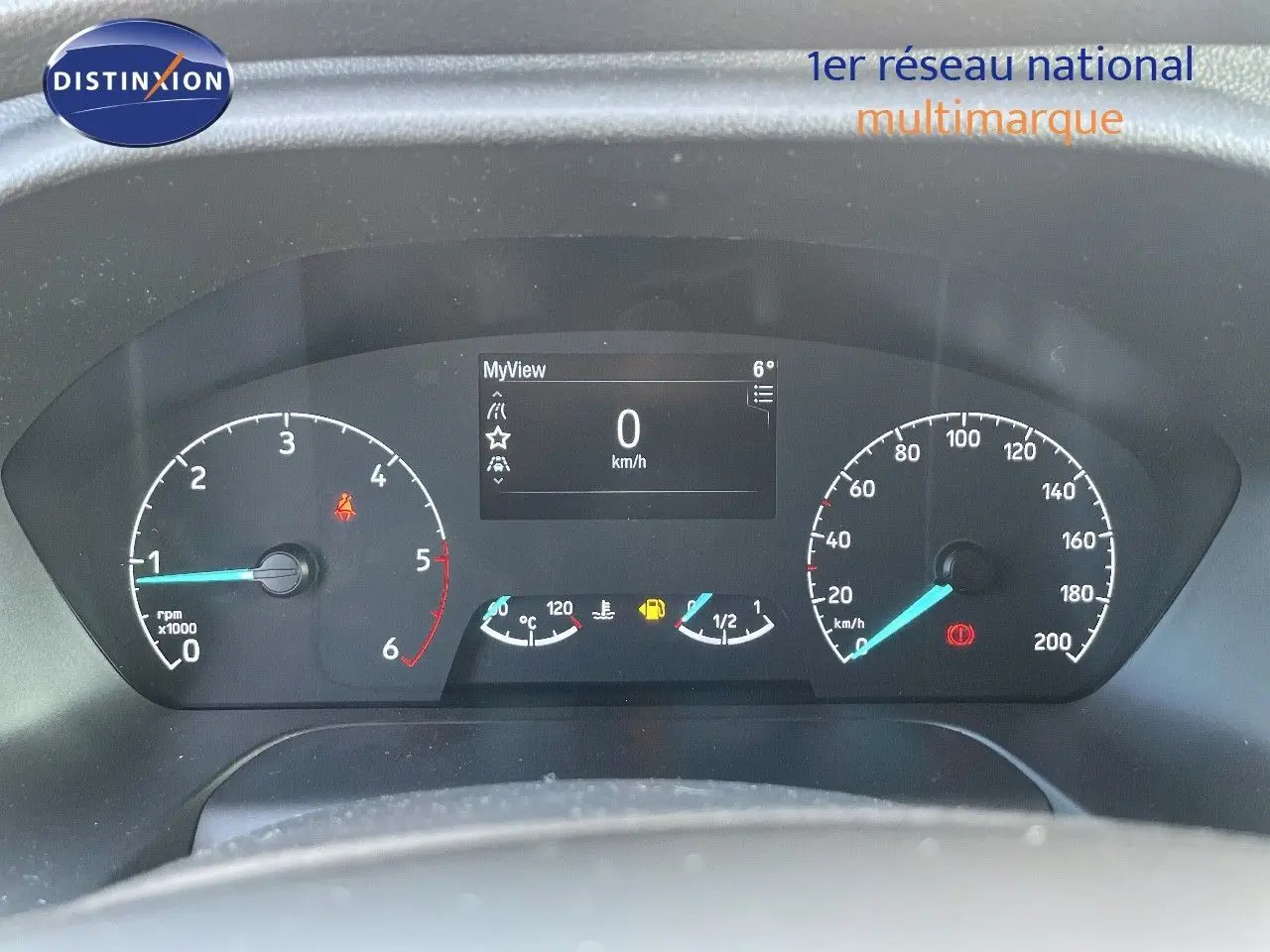 Tableau de bord du Ford Transit Fourgon blanc 2023, affichant vitesse à zéro et compte-tours au ralenti.