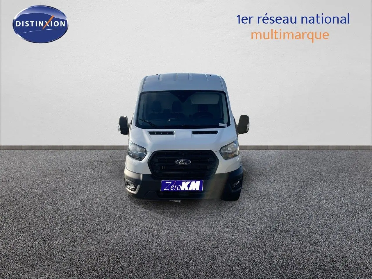 Vue frontale d'un fourgon Ford Transit blanc 2023 avec calandre noire et plaque d'immatriculation Zero KM.