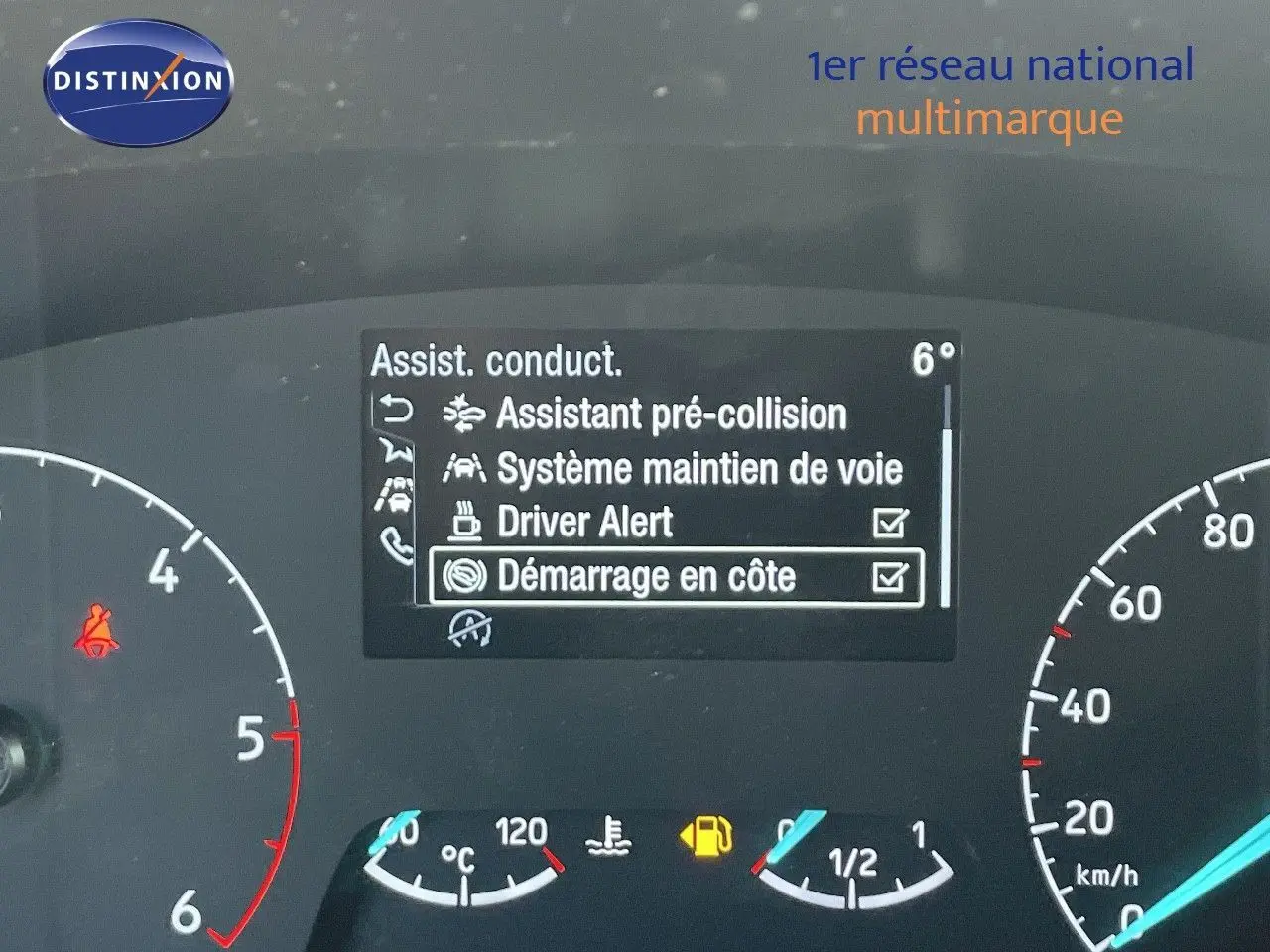 Tableau de bord du Ford Transit Fourgon blanc 2023 affichant les aides à la conduite et jauges moteur.