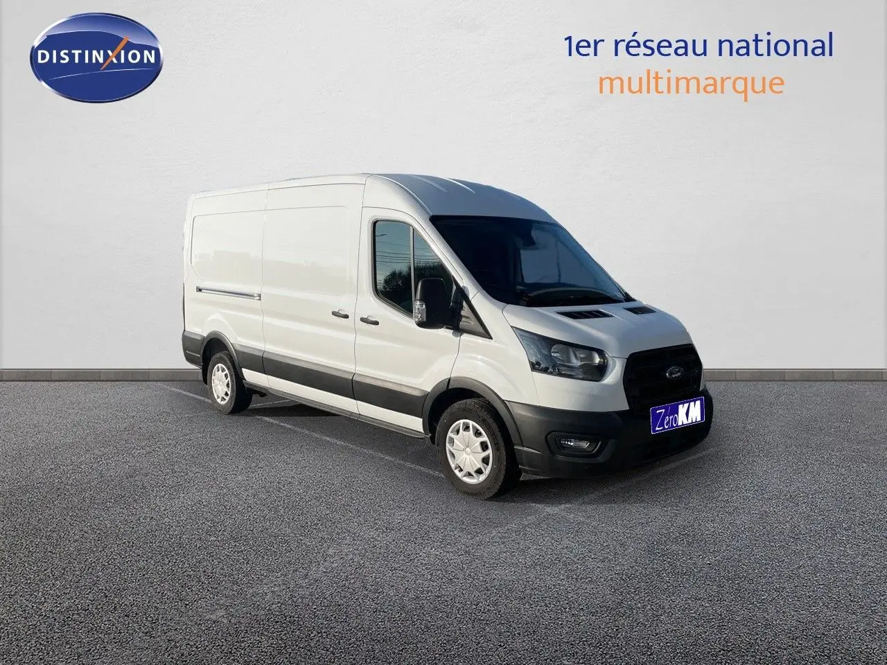 Fourgon Ford Transit blanc vu en 3/4 avant droit, avec calandre noire et jantes acier.