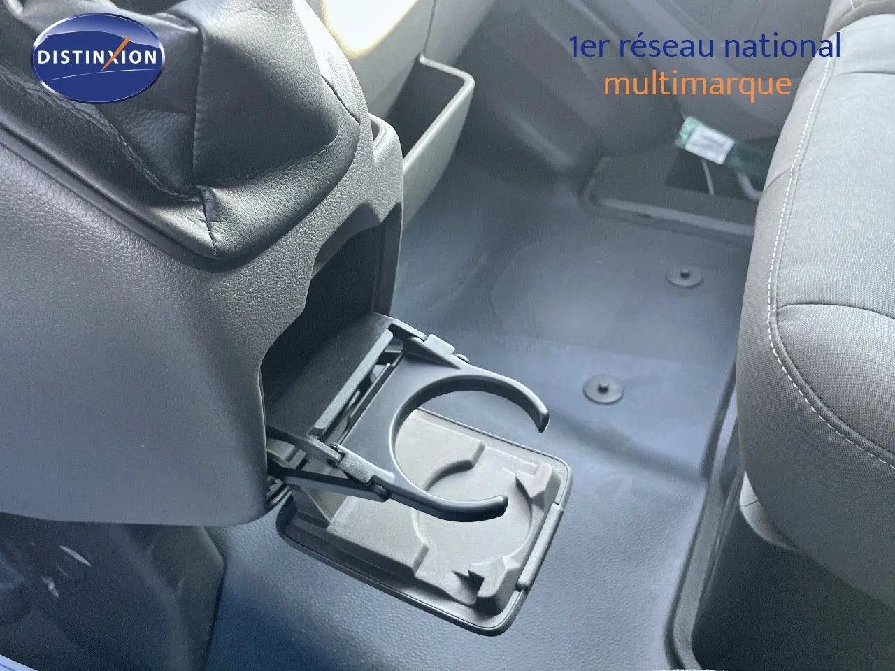 Porte-gobelet déployé côté conducteur dans l'habitacle gris du Ford Transit Fourgon blanc 2023.