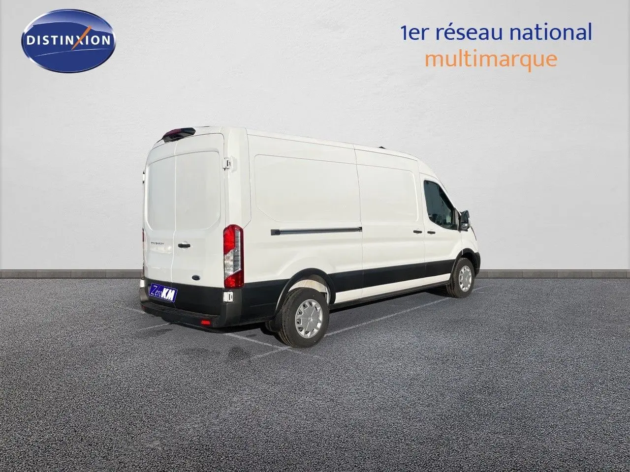 Ford Transit Fourgon blanc vu en 3/4 arrière côté droit, stationné devant un mur clair avec logo Distinxion.
